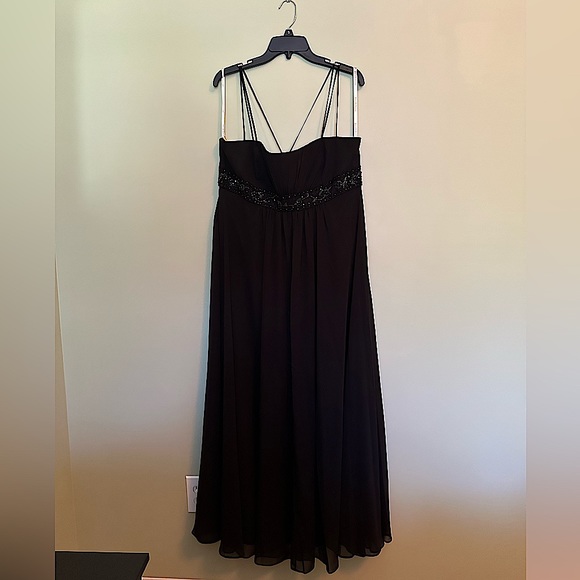 Dresses & Skirts - EUC David’s Bridal formal dress with beading below the bust line.